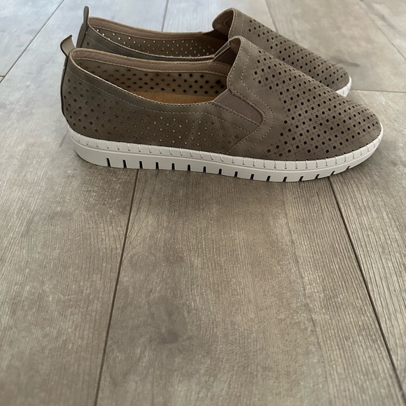 New Easy Street Women's Fresh Slip-On Sneaker Natural size 9 - Picture 12 of 16